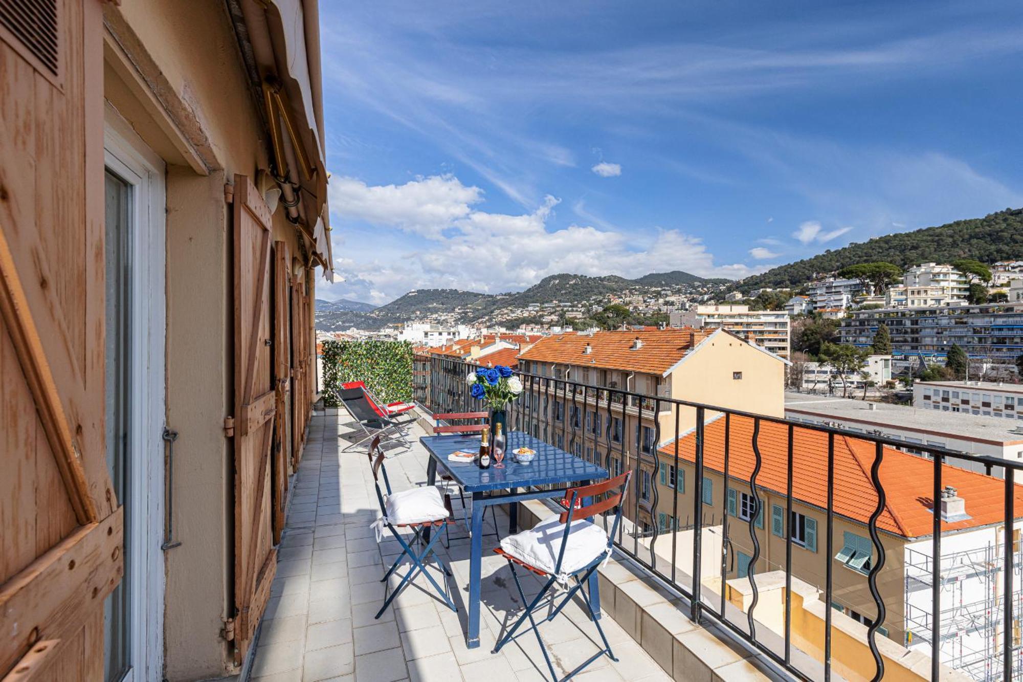Apartment Extraordinary View On Port And Castle Hill - 1 Bdr & Parking